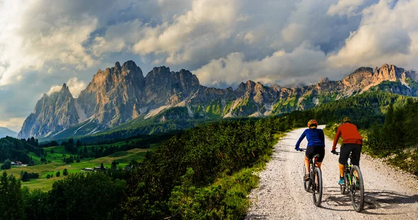 Hombre Una Mujer Montan Bicicletas Eléctricas Montaña Los Dolomitas Italia — Foto de Stock