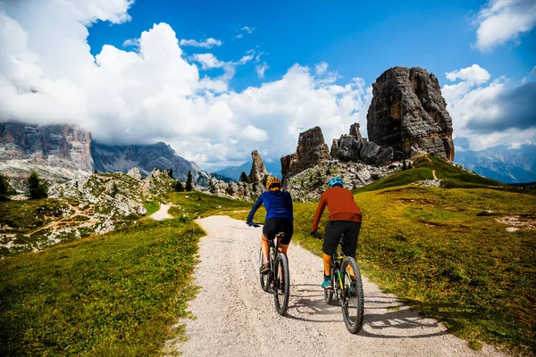 Muž Žena Jezdí Elektrických Horských Kolech Dolomitách Itálii Horská Cyklistika — Stock fotografie