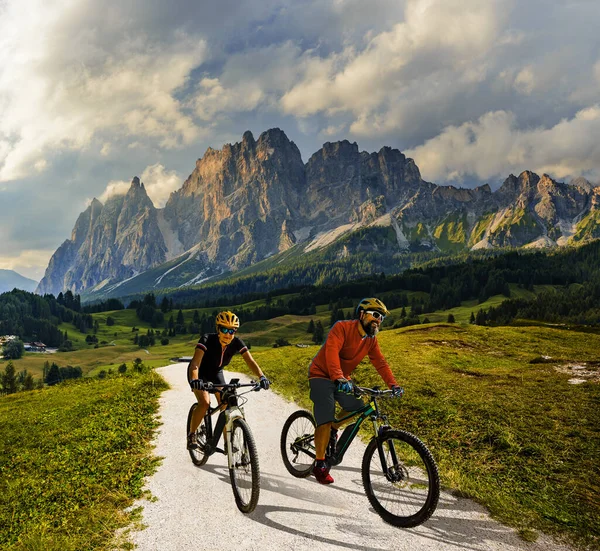 Talya Dolomitler Bir Kadın Bir Erkek Elektrikli Dağ Bisikletine Biniyor — Stok fotoğraf