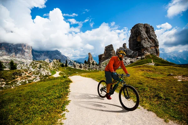 Homem Anda Bicicleta Montanha Elétrica Nas Dolomitas Itália Mountain Bike — Fotografia de Stock