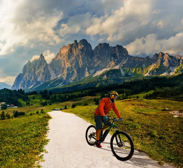 Een Man Rijdt Elektrische Mountainbikes Dolomieten Italië Mountainbiken Avontuur Prachtige — Stockfoto