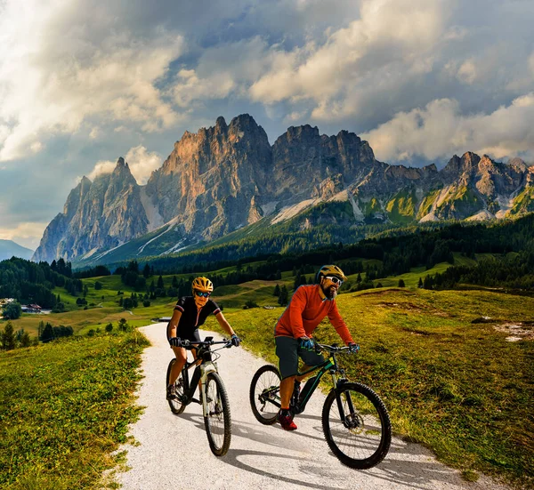 이탈리아의 미티스에서 남녀가 산악자전거를 산악자전거 아름다운 산길을 즐기는 스톡 사진