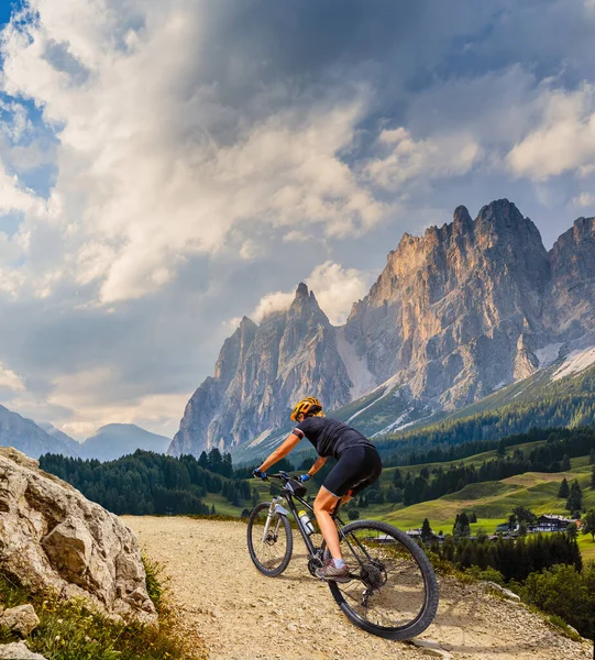 Vrouw Rijdt Elektrische Mountainbikes Dolomieten Italië Mountainbiken Avontuur Prachtige Mountainbikeroutes — Stockfoto