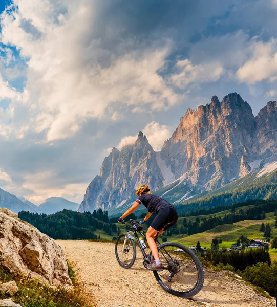 이탈리아의 미티스에서 여자들은 산악자전거를 탑니다 산악자전거 아름다운 산길을 즐기는 로열티 프리 스톡 이미지