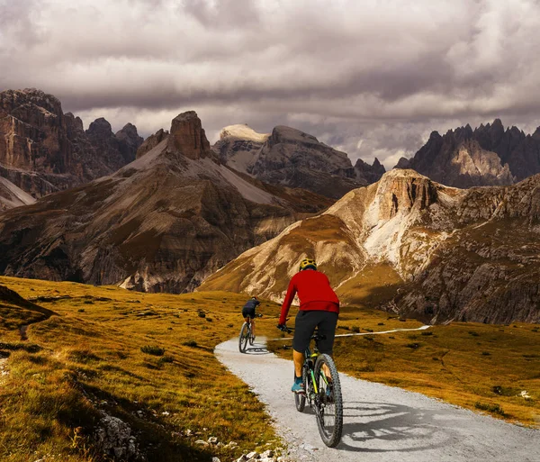Мужчина Женщина Катаются Электрических Горных Велосипедах Доломитовых Альпах Италии Путешествие Стоковое Фото