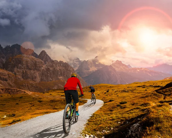 Man Och Kvinna Rida Elektriska Mountainbike Dolomiterna Italien Mountainbike Äventyr — Stockfoto