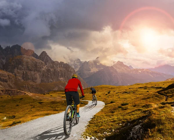 이탈리아의 미티스에서 남녀가 산악자전거를 산악자전거 아름다운 산길을 즐기는 스톡 사진