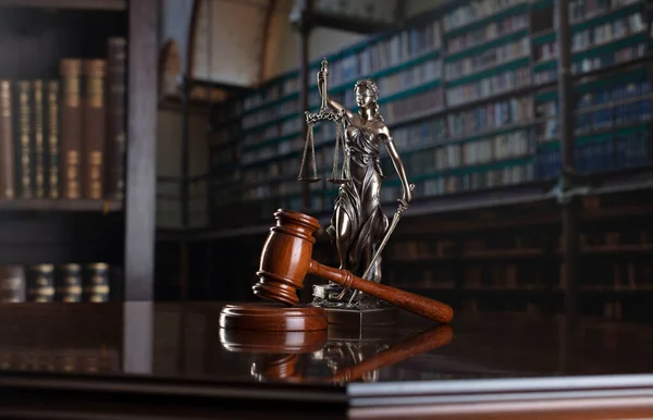 Юридический Офис Судьи Молоток Шкала Themis Скульптуры Юридические Книги Книжной — стоковое фото