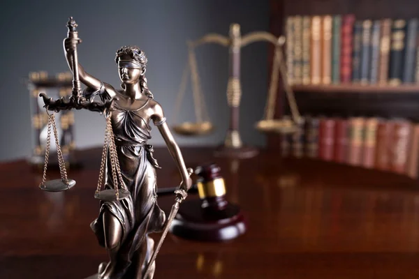 Oficina Abogados Jueces Martillo Escala Themis Escultura Libros Legales Estantería — Foto de Stock