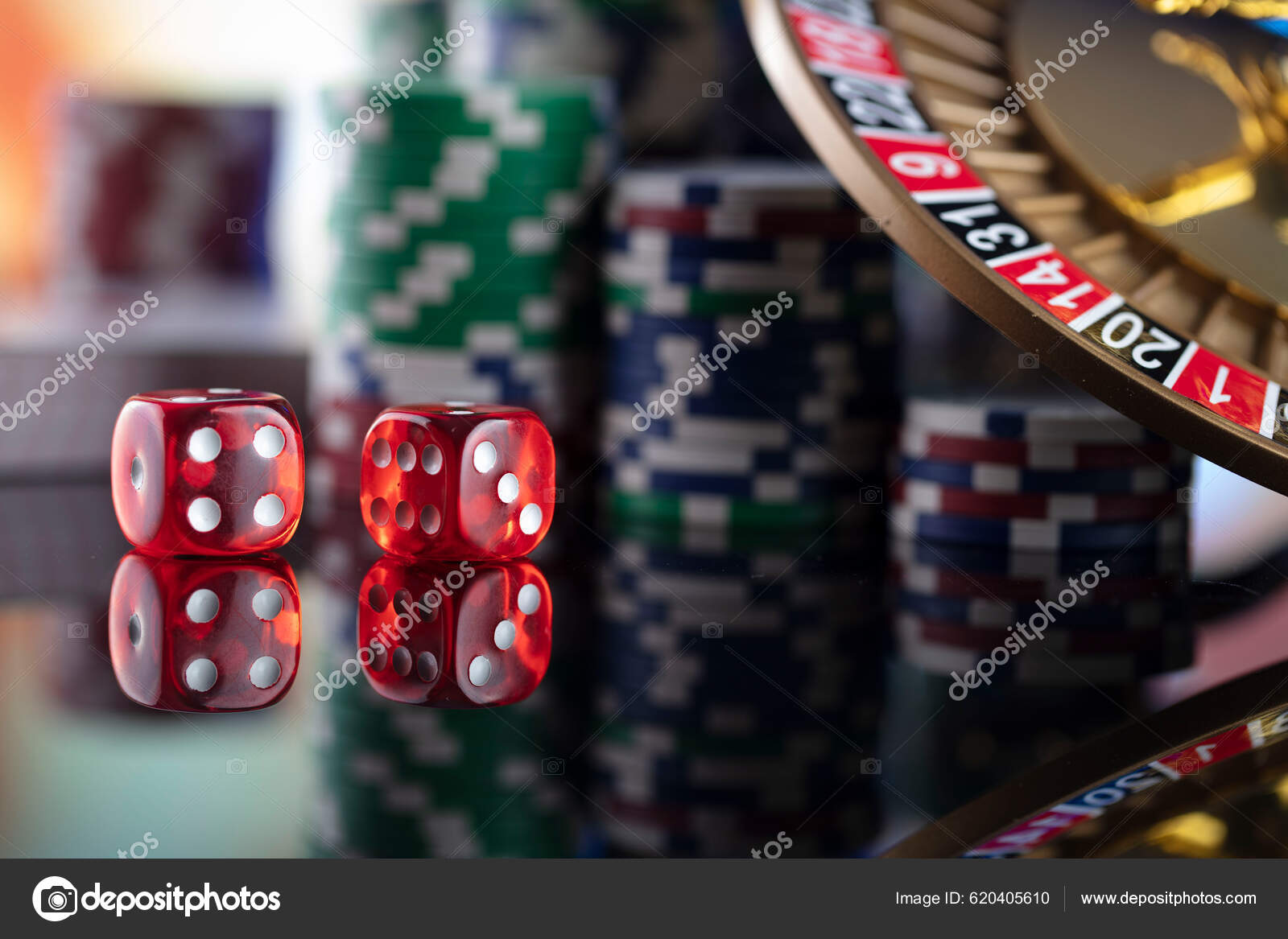 赌场的主题赌博游戏色彩艳丽的背景上的轮盘赌卡片和扑克筹码——图库图片© zolnierek #620405610