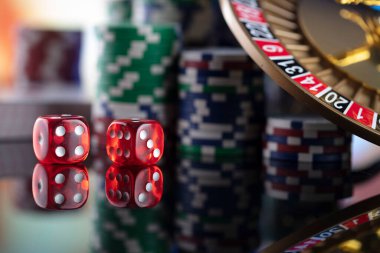 Kumarhane teması. Kumar oyunları. Renkli bir arkaplanda rulet, zarlar, kartlar ve poker çipleri.