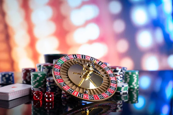 Temat Kasyna Gry Hazardowe Ruletka Kości Karty Żetony Pokerowe Kolorowym — Zdjęcie stockowe