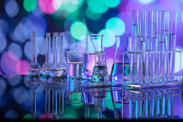 Laboratóriumi Vizsgálatok Kovid Elleni Tesztekkel Gyógyszerekkel Kapcsolatban Üvegcsövek Poharak Kék — Stock Fotó