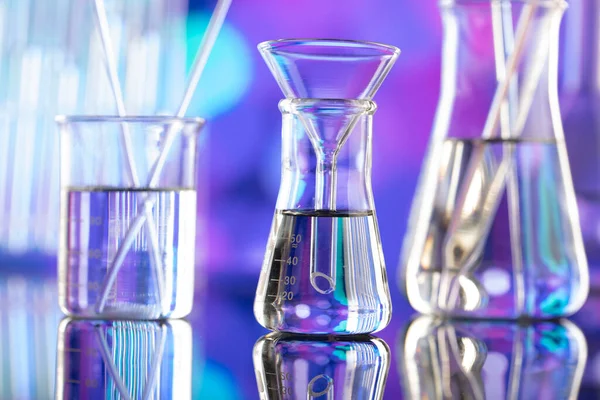 关于试验和药物对抗鳕鱼的实验室调查 蓝色背景的玻璃管和烧杯 — 图库照片