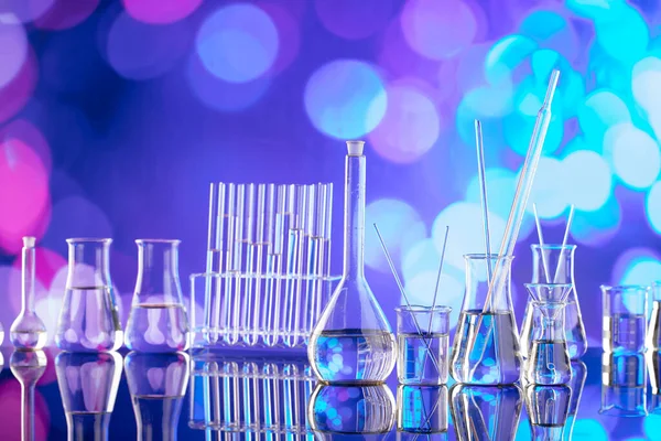 Laboratóriumi Vizsgálatok Kovid Elleni Tesztekkel Gyógyszerekkel Kapcsolatban Üvegcsövek Poharak Kék — Stock Fotó