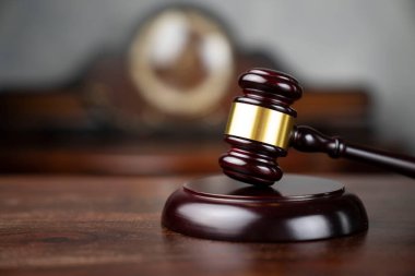 Yargıç konsepti. Jugdes tokmağı, ahşap masa üzerinde..