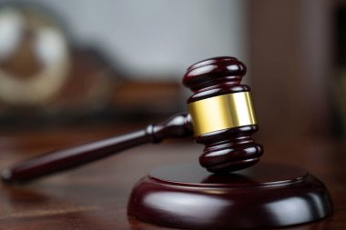 Yargıç konsepti. Jugdes tokmağı, ahşap masa üzerinde..