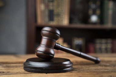 Yargıç konsepti. Jugdes tokmağı, ahşap masa üzerinde..