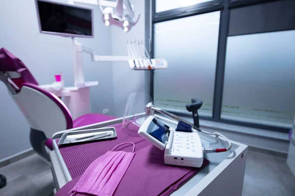 现代牙科诊所牙医用的牙椅及其他附件 — 图库照片