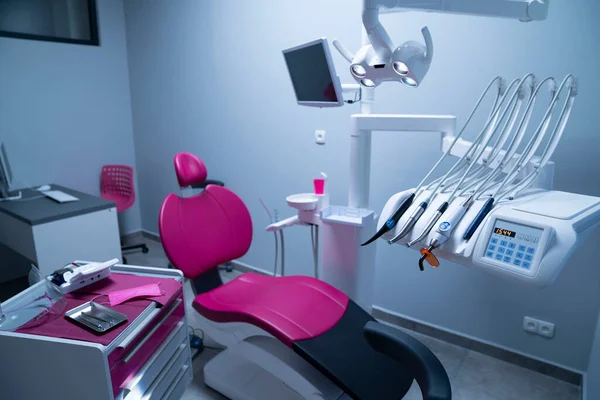 Σύγχρονη Οδοντιατρική Πρακτική Οδοντιατρική Καρέκλα Και Άλλα Εξαρτήματα Που Χρησιμοποιούνται — Φωτογραφία Αρχείου