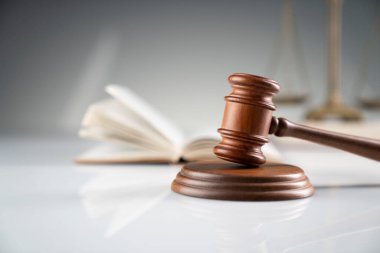 Hukuk ve adalet kavramı. Hakim tokmağı ve yasal kod beyaz masada..