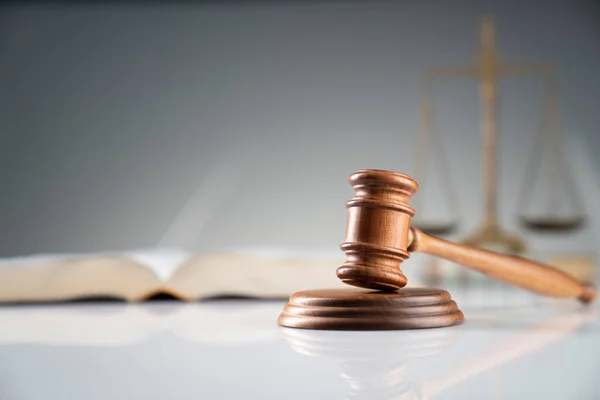 Recht Und Gerechtigkeit Richterbüro Und Rechtsordnung Auf Weißem Schreibtisch — Stockfoto