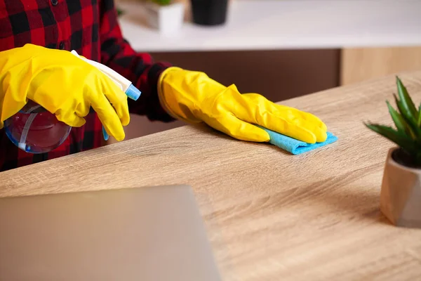 Kobieta Sprząta Biuro Żółtych Rękawiczkach Zmywa Kurz Biurka — Zdjęcie stockowe
