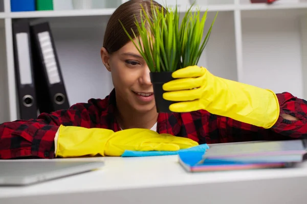 Vrouw Reinigt Kantoor Gele Handschoenen Veegt Het Stof Van Het — Stockfoto