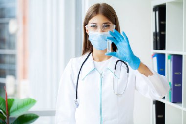 Laboratuvardaki bilim adamı kimyasal test yapıyor..