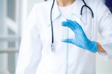 Laboratuvardaki bilim adamı kimyasal test yapıyor..