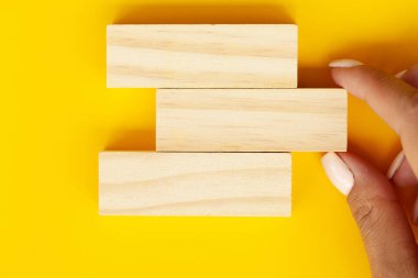 Kadın elle dizilmiş tahta bloklar ve metin için yer var.