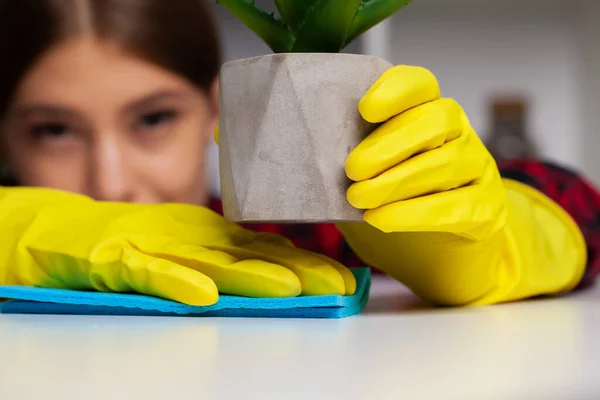 Mujer Limpia Oficina Con Guantes Amarillos Limpia Polvo Del Escritorio — Foto de Stock