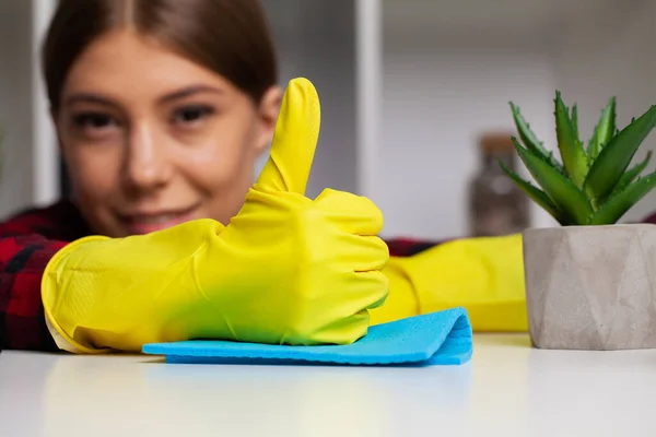 Kobieta Sprząta Biuro Żółtych Rękawiczkach Zmywa Kurz Biurka — Zdjęcie stockowe