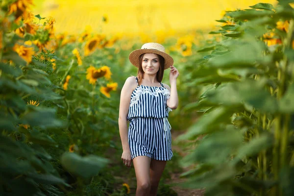 Atrakcyjny Model Młodej Kobiety Pozowanie Polu Słoneczników — Zdjęcie stockowe