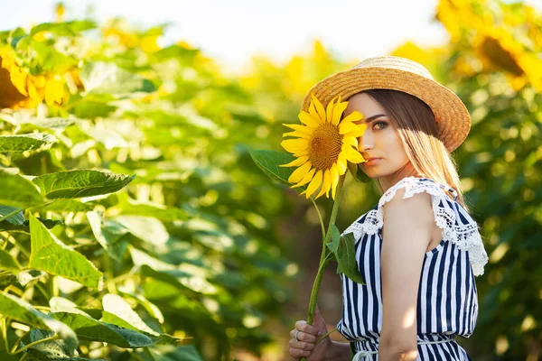 Eine Junge Frau Hält Eine Sonnenblume Einem Blühenden Sonnenblumenfeld — Stockfoto