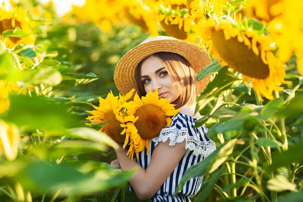 Молода Жінка Тримає Соняшник Квітучому Полі Соняшників — стокове фото