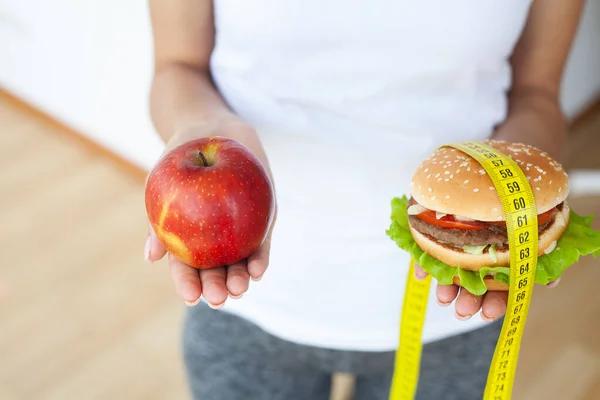 Alege Între Junk Food Dietă Sănătoasă — Fotografie, imagine de stoc