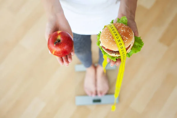 Escolha Entre Junk Food Dieta Saudável — Fotografia de Stock
