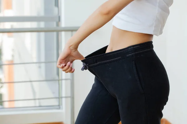 Vrouw Die Laat Zien Hoeveel Gewicht Verloor — Stockfoto
