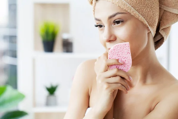 Beautiful Young Woman Cleaning Her Face Using Cosmetic Sponge — Stock Photo, Image
