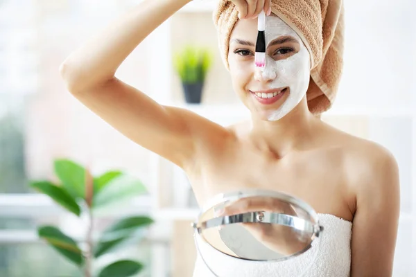 Glad Kvinna Med Handduk Huvudet Ansikte Mask Ren Hud — Stockfoto