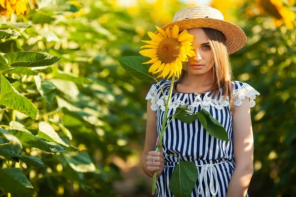 Krásná Blondýnka Žena Květinovém Poli Při Západu Slunce Slamáku — Stock fotografie
