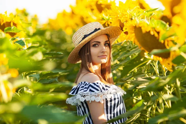 Piękna Blondynka Polu Kwiatów Zachodzie Słońca Słomkowym Kapeluszu — Zdjęcie stockowe