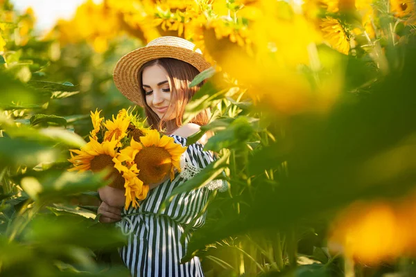 Молода Жінка Йде Полі Сонця Тримає Соняшник — стокове фото