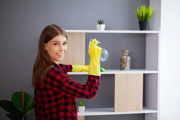 Portret Szczęśliwej Sprzątaczki Sprzętem Sprzątania Biurze — Zdjęcie stockowe