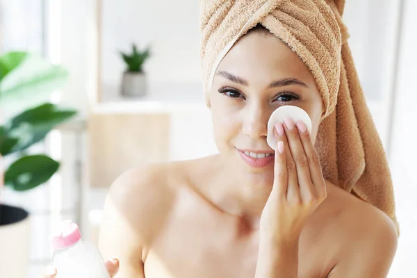 Schöne Frau Reinigt Ihr Gesicht Mit Einer Baumwollscheibe Während Sie — Stockfoto