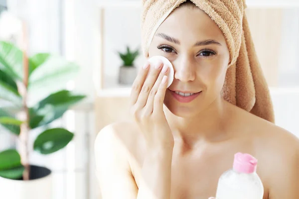 Schöne Frau Reinigt Ihr Gesicht Mit Einer Baumwollscheibe Während Sie — Stockfoto