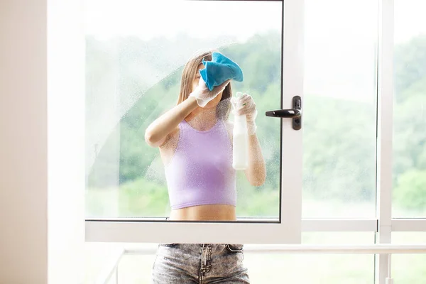Young Asian Woman Washing Window Sponge — Stock Photo, Image