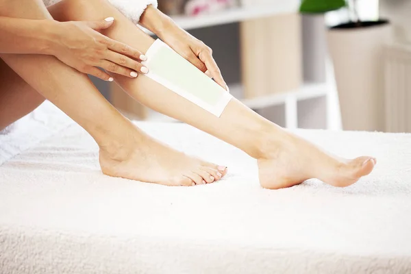 Kobieta Pomocą Wosku Pszczelego Pasek Golenia Jej Nogi — Zdjęcie stockowe
