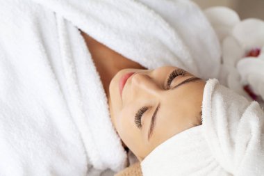 Güzel Afrikalı kadın güzellik merkezinde yüz masajı yaptırıyor..